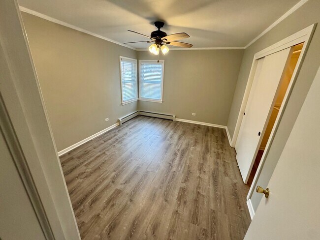 Building Photo - 6038 W Peterson Ave