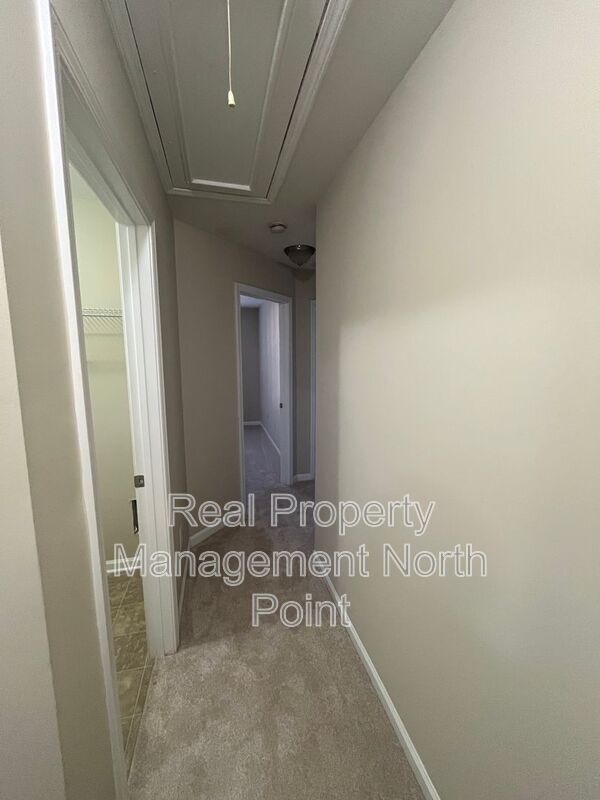 Building Photo - 2031 Lakeshore Overlook Dr