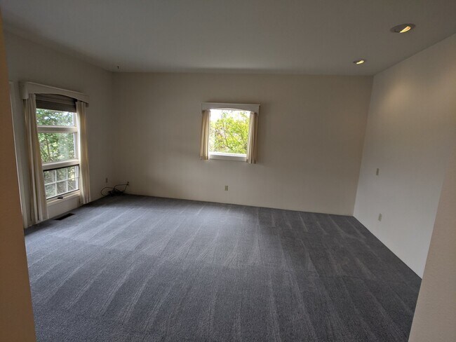 Building Photo - 3 bed 3 bath on 4.8 acres w/ beautiful wat...