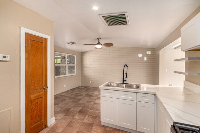 Building Photo - 350 E Kelso St