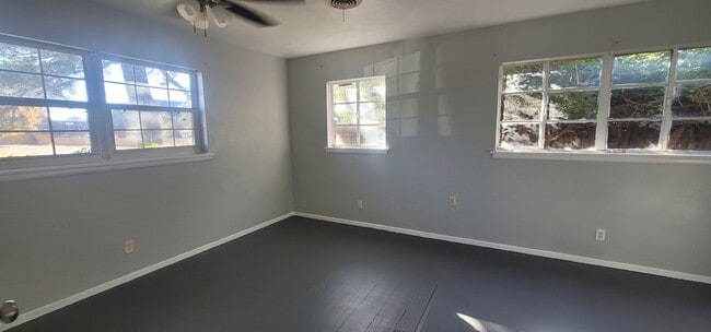 Building Photo - Large 2 Bedroom!
