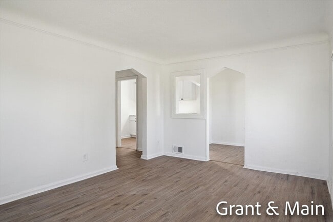 Building Photo - $1249 3 bedroom bungalow