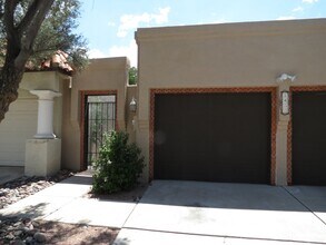Building Photo - 2 Bedroom Westside Townhome!