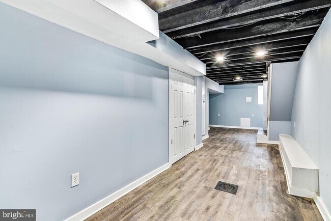 Building Photo - 2420 S Lee St
