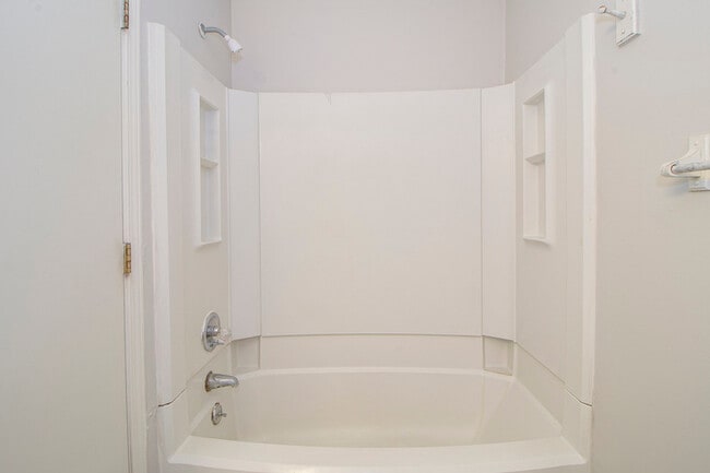 Building Photo - 814-A Golfview Pl