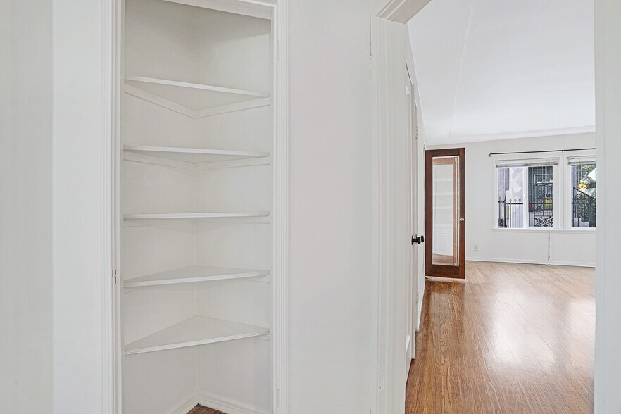 Building Photo - 615 N Coronado St