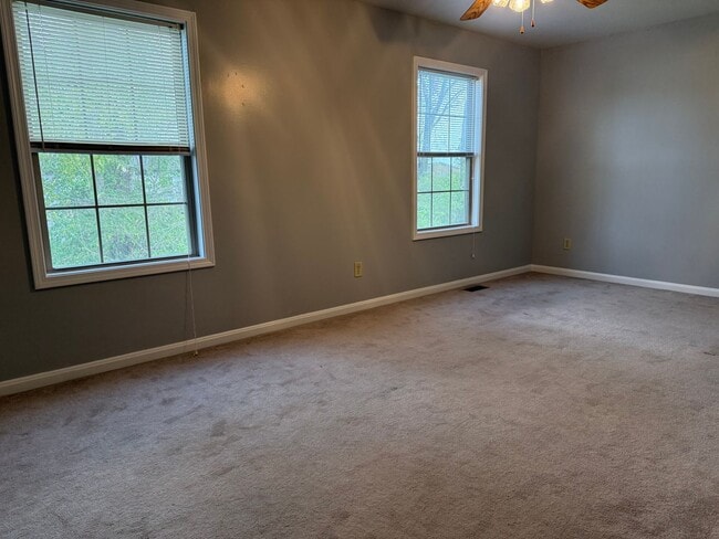 Building Photo - 2 bedroom 1.5 bath townhouse