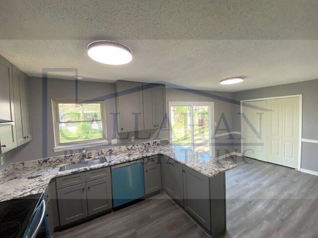 Building Photo - Updated Sherwood 3 Bedroom Home
