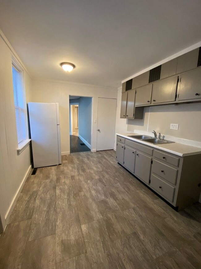 Building Photo - 3 Bdrm, 1.5 Bath