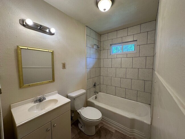 Building Photo - 3909 Roselawn Dr
