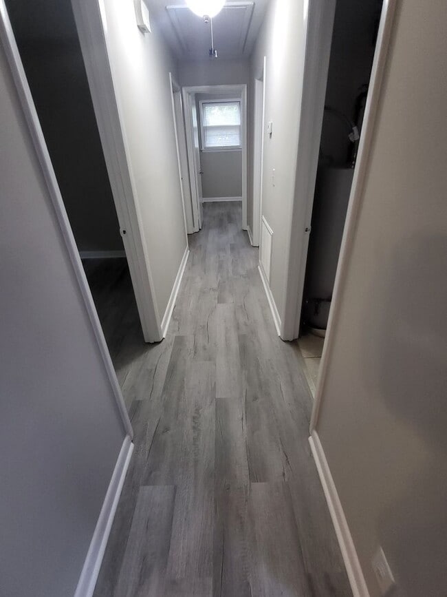 Building Photo - Nice and cozy 3 bedroom 1 bath just renovated