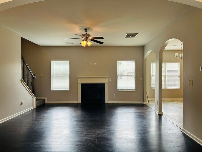 Building Photo - Beautiful 4 bedroom, 2.5 bathroom home In ...