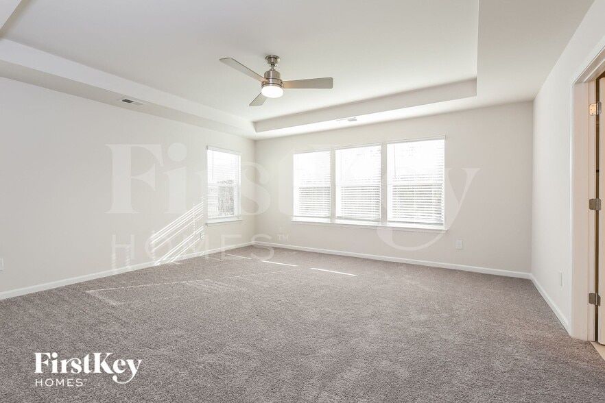Building Photo - 566 Hillpark Ln