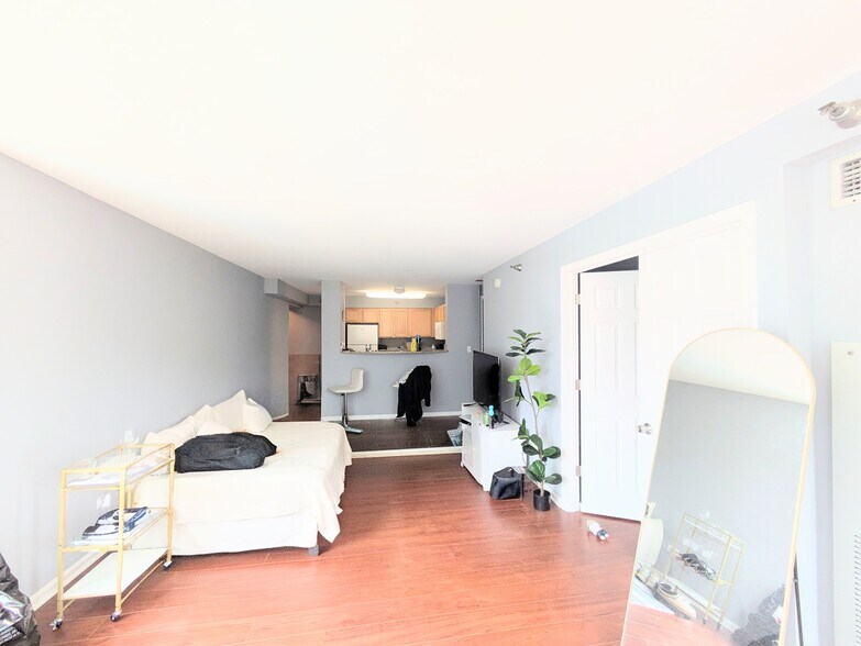 Building Photo - 345 N La Salle Dr