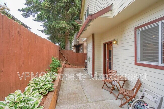 Building Photo - 5906 NE 56th St
