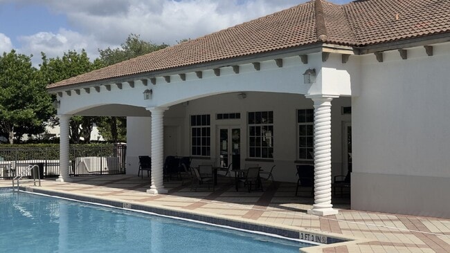Building Photo - Stylish 3-Bed, 3-Bath Townhouse Oasis in Riviera Beach