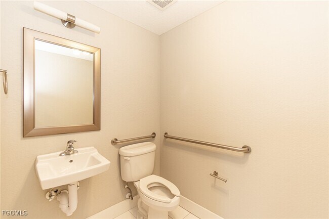 Building Photo - 4645 SE 11th Pl