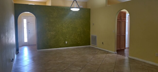 Building Photo - 4 bedroom 2 bath