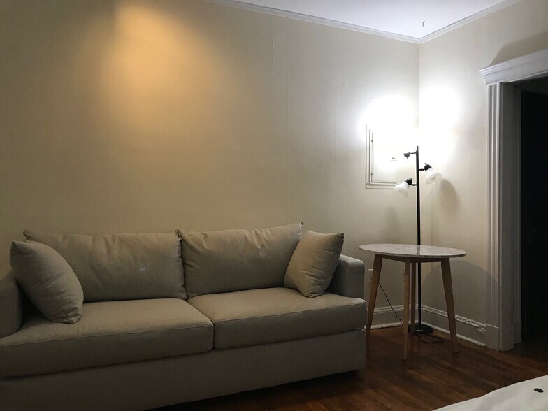 Building Photo - 364 Riverway
