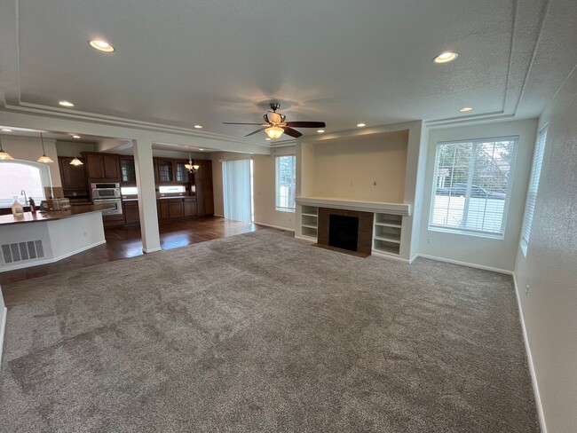 Building Photo - 5 Bed, 3.5 Bath with A/C, Available Now! -...