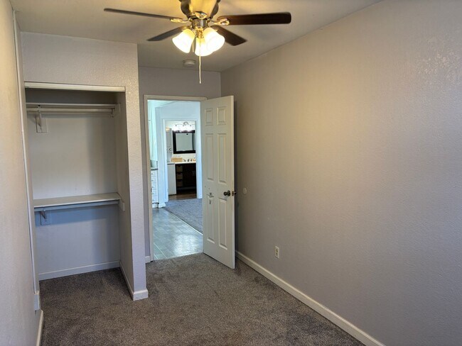 Building Photo - Cozy Duplex