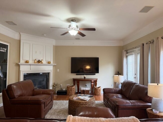 Building Photo - Beautiful Townhome Available in Vinings Overlook!