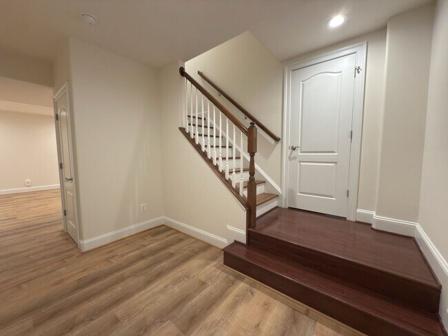 Building Photo - Spacious 4 Bed 5.5 Bath Home in Annandale,...