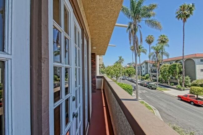 Building Photo - NICELY REMODELED, 2BR2.5BA, 1700 SQ FT CON...