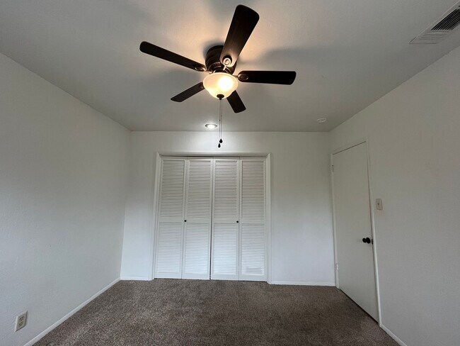 Building Photo - 1805 Oak St