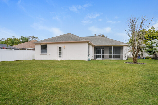 Building Photo - 4-Bedroom with Screened Patio