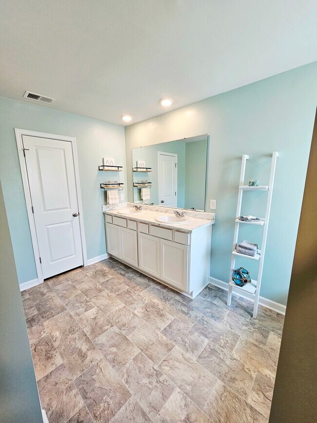 Building Photo - Beautiful Home 4 Bedroom 2.5 Bath
