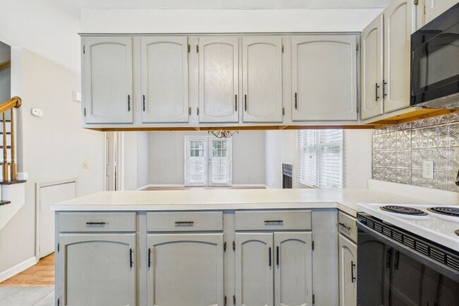 Building Photo - UNCG Area – Chancellors Court Townhomes. Walk to Campus and just minutes to Downtown!