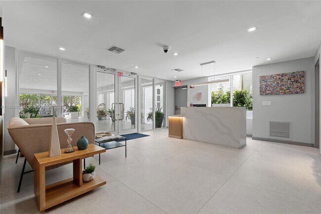 Building Photo - 225 Collins Ave
