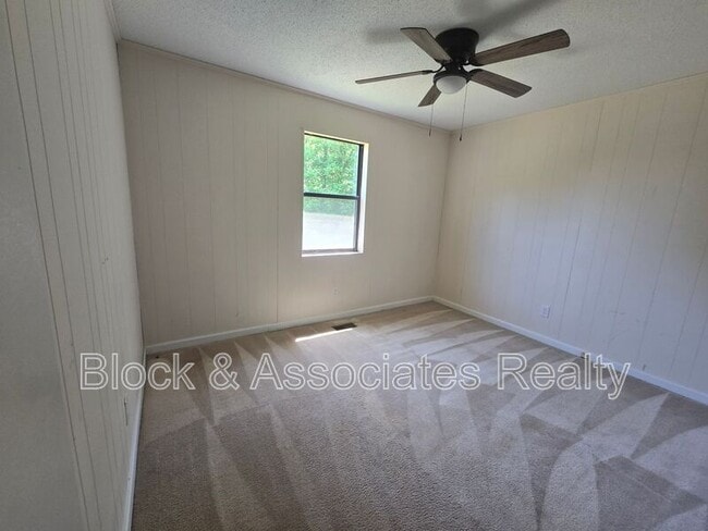 Building Photo - 3945 Woodcrest St
