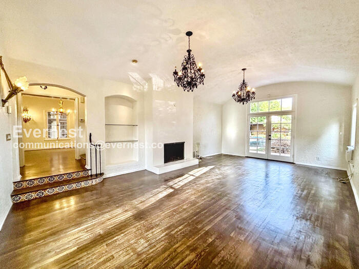 Building Photo - 132 N Crescent Heights Blvd