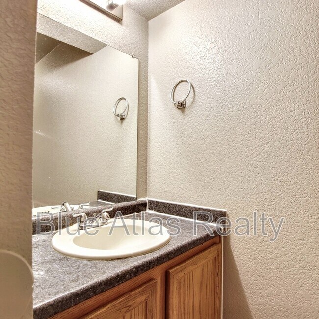 Building Photo - 402 Kings Way Dr