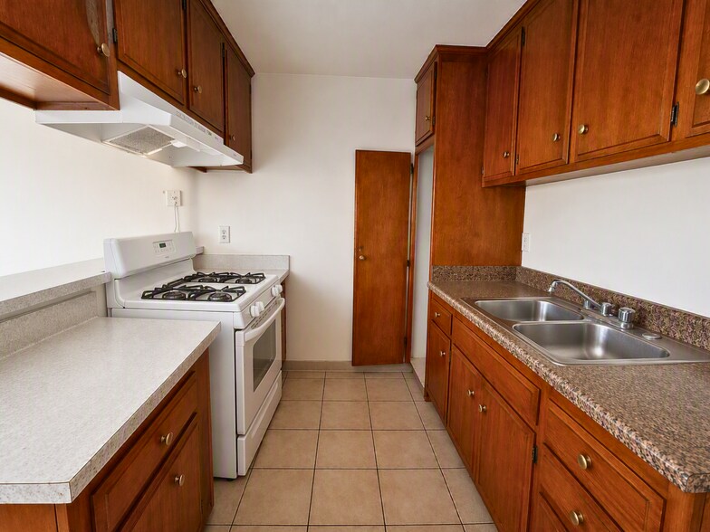 Building Photo - 16701 S Denver Ave