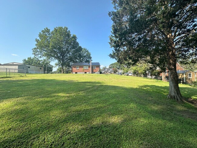 Building Photo - One Level Brick House Near University of L...