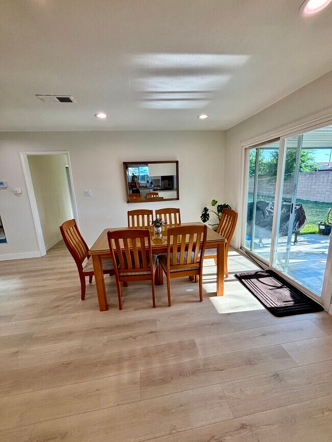 Building Photo - 1333 Currant Ave