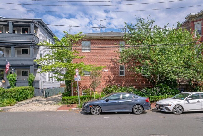 Building Photo - 104 Trowbridge St