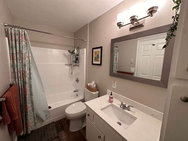 Building Photo - Quiet Kirkland Condo near Downtown Availab...