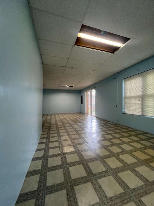 Building Photo - 3 Bdrm / 2.5 Bath House Available Now!!! N...