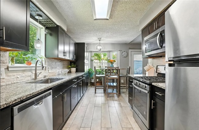 Building Photo - 3 BED 2 BATH! Schedule a tour today!