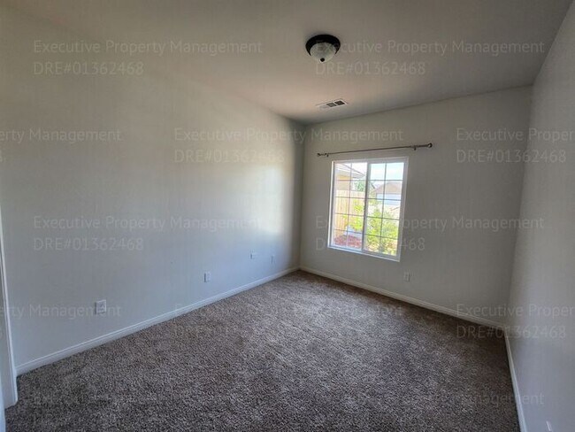 Building Photo - 3 bedroom/ 2 bathroom home located in a cu...