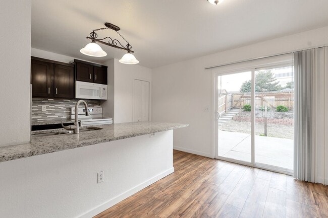 Building Photo - 2 Bedroom Duplex with Updates, Large Fence...