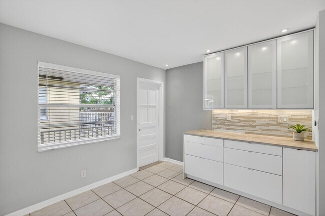 Building Photo - 4051 NE 13th Ave