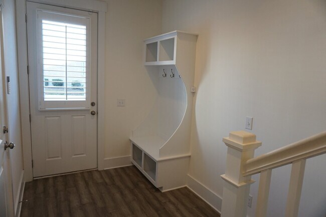 Building Photo - 3BR/3.5BA End Unit Townhome in Summerwalk!  $2,975/month - Pet friendly*