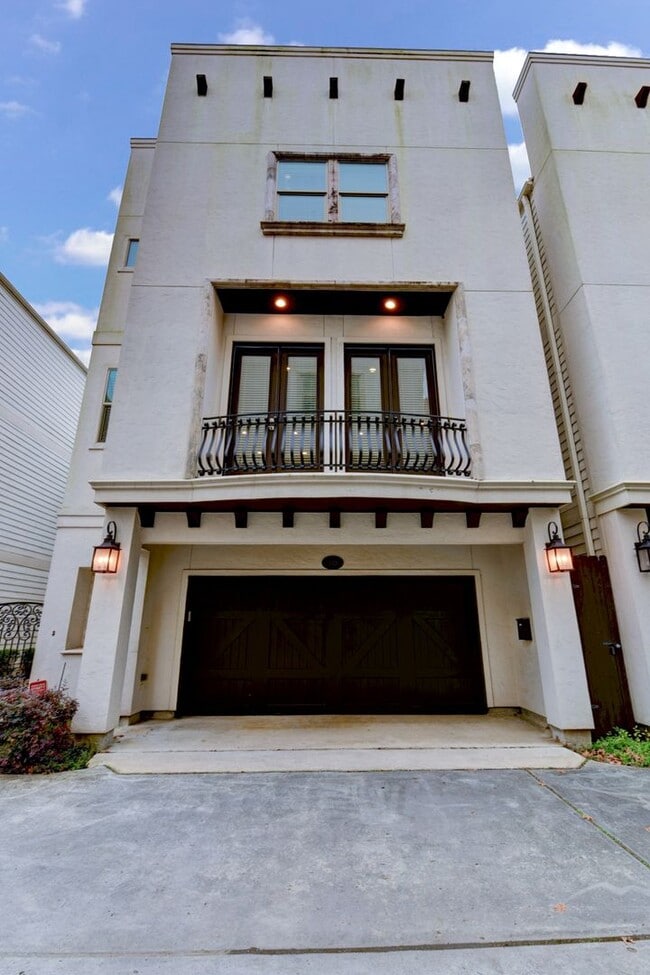 Building Photo - Beautiful 3 bedroom/3.5 bath Mediterranean...
