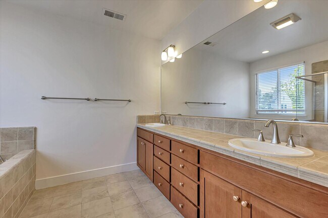Building Photo - 928 Valencia Ave