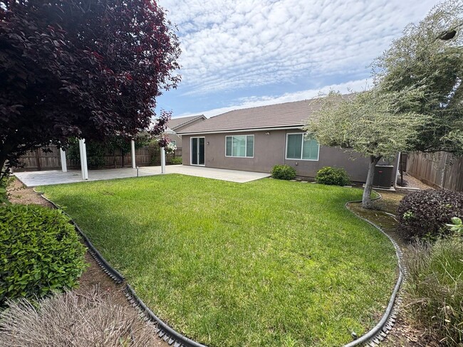 Building Photo - 3 Bedroom Home located NW Visalia!